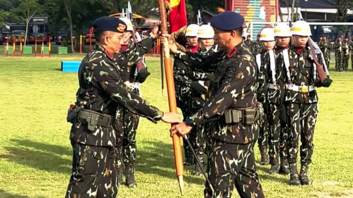 Serah terima Dhuaja Satuan Brimob Polda Kaltim “Satya Sakunta Loka” dari pejabat lama Kombes Pol Andy Rifai kepada Dansat Brimob yang baru, Kombes Pol Ronny Suseno, di Lapangan M Jasin, Balikpapan, Jumat (10/7/2026).