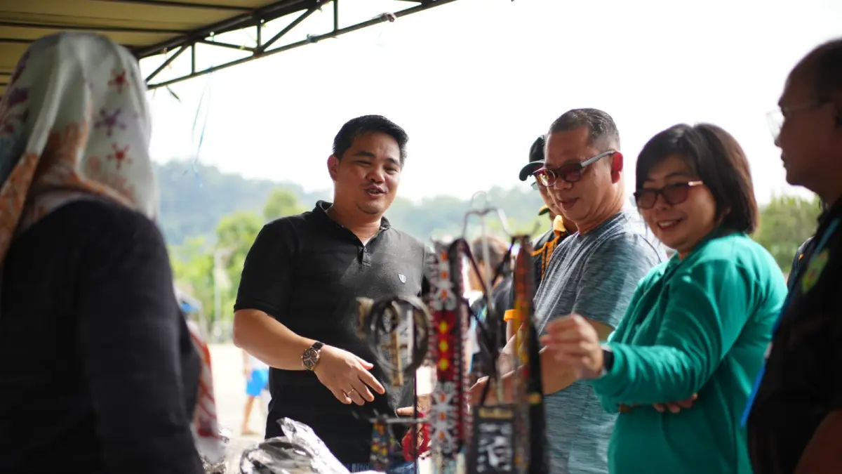 Wakil Bupati Suhuk didampingi Sekda Mahulu Dr Stephanus Madang melihat karya UMKM pada tenan Harkopnas ke 79 di Lapangan Ujoh Bilang, Jumat (10/7). (JODY KRISTIANTO/KP)