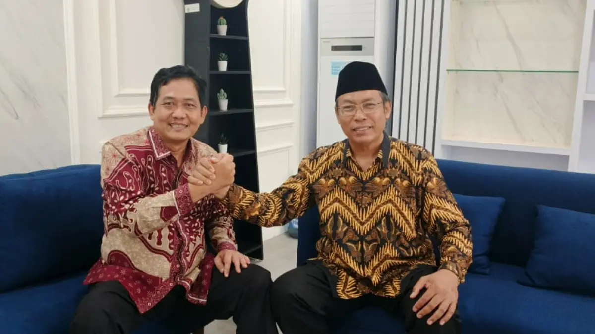 Rektor UINSI Samarinda, Prof. Dr. Zurqoni, M.Ag. (kiri), saat melakukan kunjungan kerja dan koordinasi dengan Kepala Biro Ortala Kemenag RI, Dr. Drs. Nur Arifin, M.Pd. (kanan), di Jakarta. Pertemuan strategis ini membahas akselerasi dan validasi struktur organisasi demi mempercepat berdirinya Fakultas Sains dan Teknologi (Saintek) di UINSI Samarinda guna mencetak SDM berdaya saing di wilayah penyangga Ibu Kota Nusantara (IKN) Kalimantan Timur.