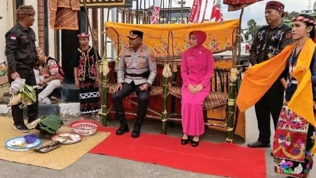 AKBP Haris Kurniawan saat disambut dengan proses ada tepung tawar.
