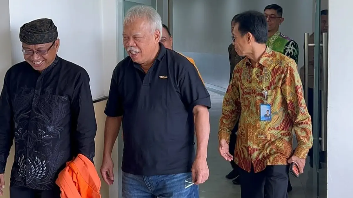 Basuki Hadimuljono (tengah) bersama Rektor Uniba Isradi Zainal.