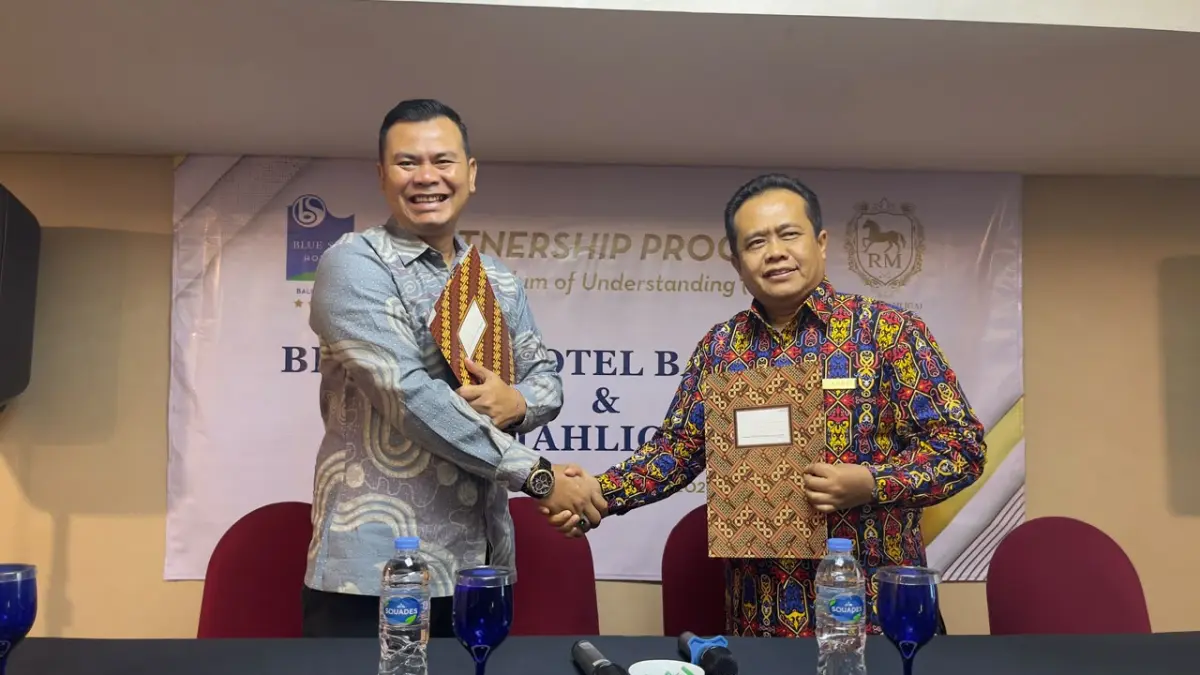 MITRA STRATEGIS: Director of Hotel Operation Blue Sky Groups, Asep Supardi bersama General Manager Royal Mahligai Golf Driving & Country, Hendra Yana saat melakukan penandatanganan MoU yang dipusatkan di Blue Sky Hotel, Jumat (10/7). (MARIA/KP)
