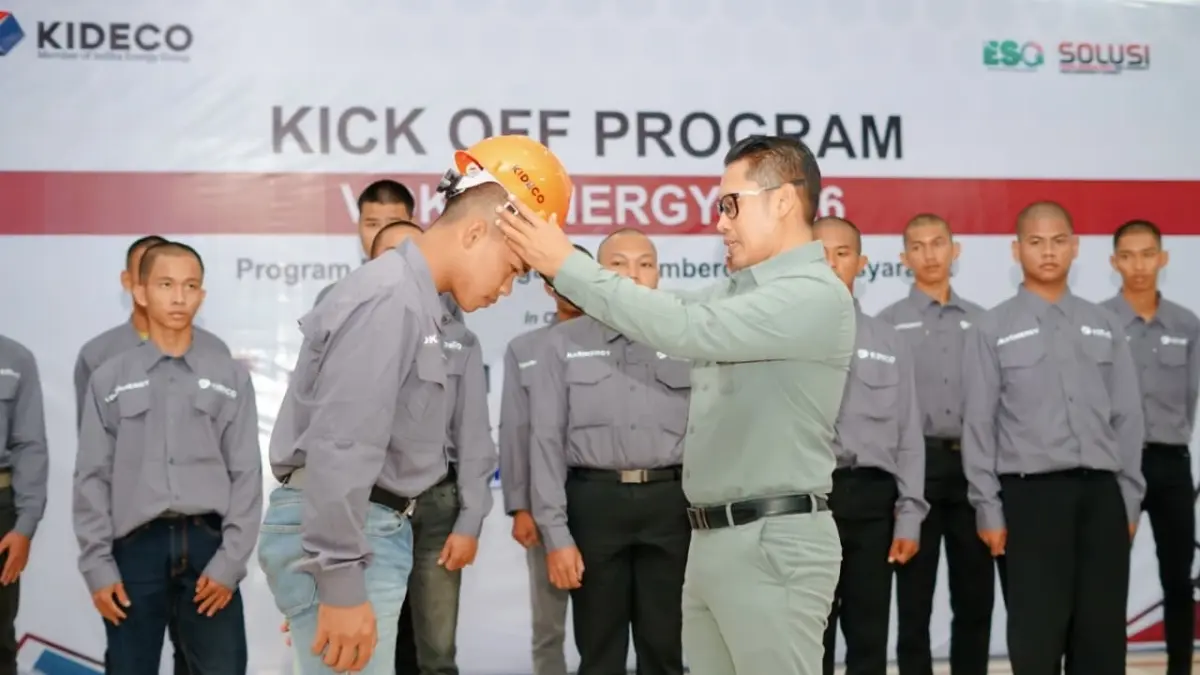 PELUANG: Department Head CSR Kideco, Anang Bagus Hasan Holidi, secara simbolis menyematkan helm keselamatan kepada peserta sebagai tanda dimulainya Program Vokasinergy 2026.