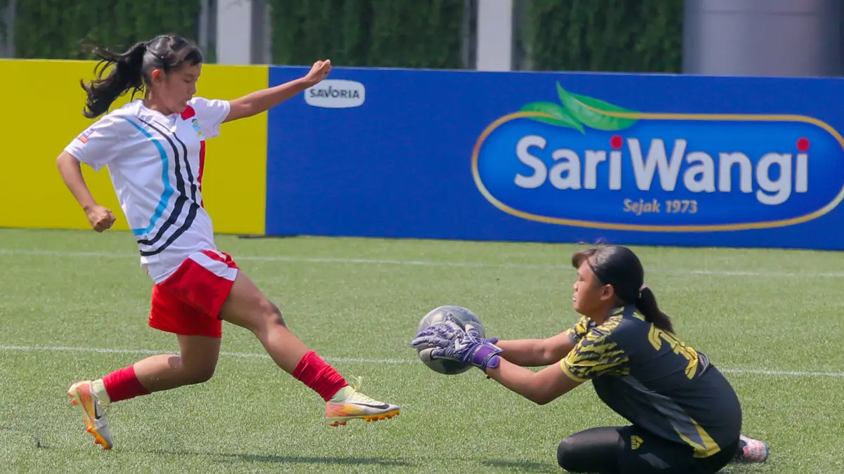 Pemain Cipta Cendikia saat head to head dengan kiper Arema FC Women. (FOTO GALIH ERLAMBANG W/RADAR KUDUS)