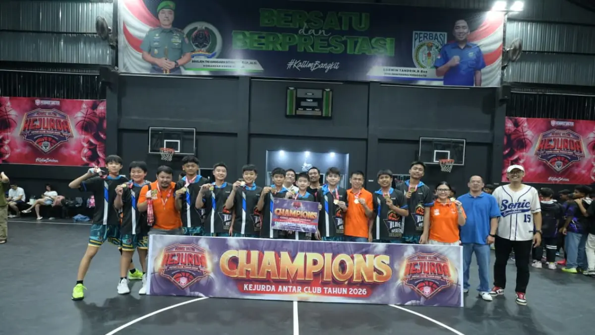 PEMBALASAN: Setelah kalah di pertandingan grup, Blue Sky membalas Gazebo di partai final dan meraih gelar juara KU-14 Putra. 