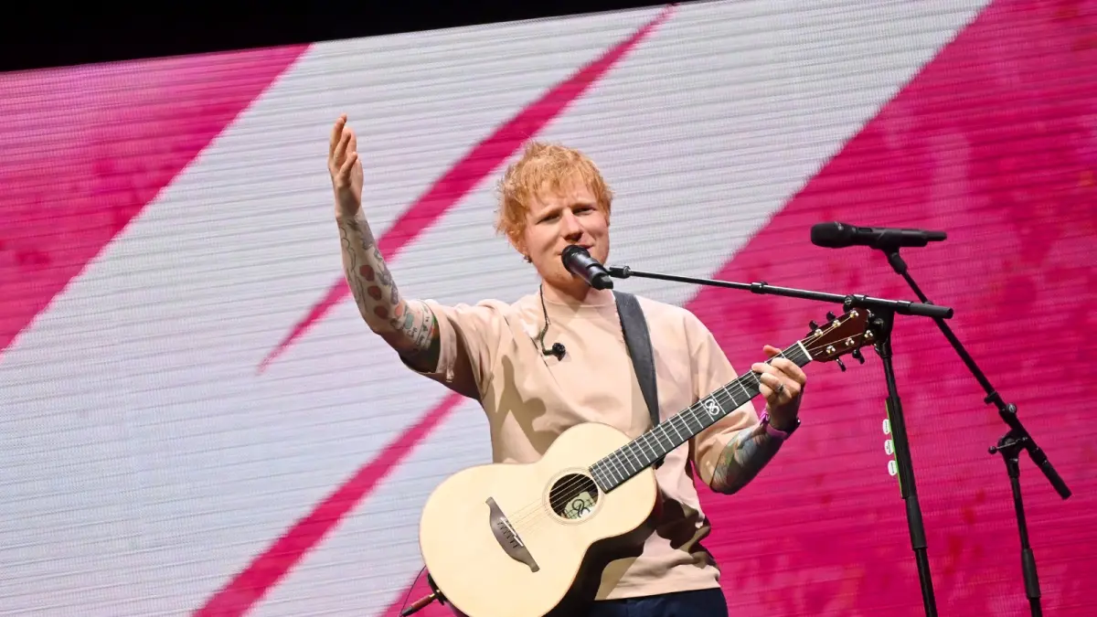 Penyanyi Inggris Ed Sheeran mengunjungi markas latihan Harry Kane dkk di Kansas City kemarin (10/7). (PARAS GRIFFIN/AFP)