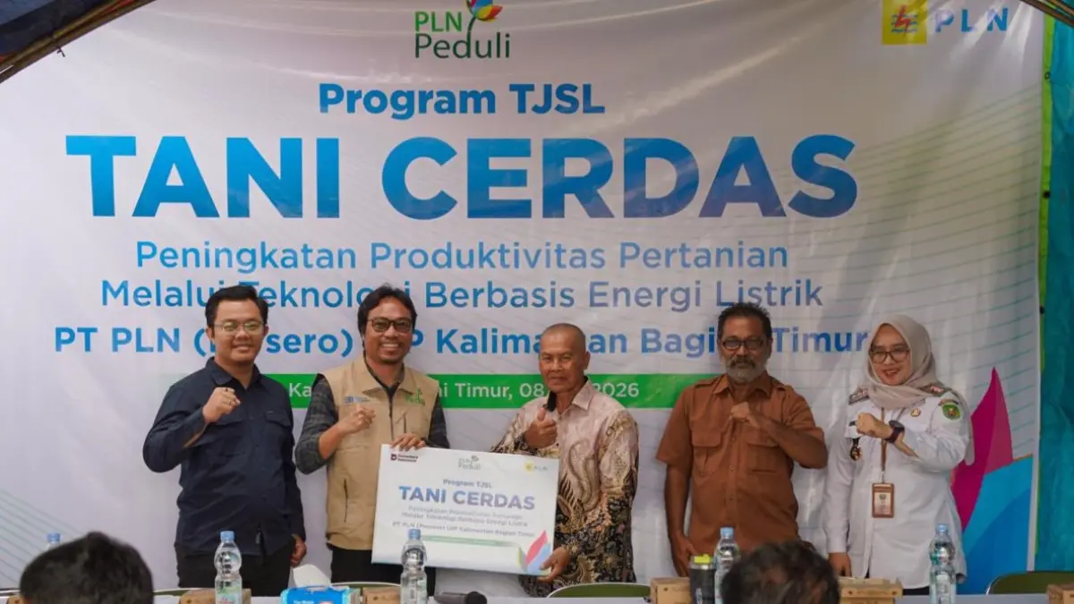 PENYERAHAN: Penyerahan bantuan Program TJSL Tani Cerdas secara simbolis kepada kelompok tani Desa Margomulyo, disaksikan perwakilan pemerintah setempat dan PLN. 