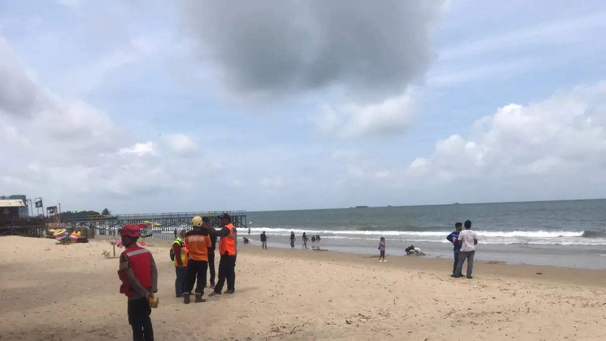 Petugas berjaga dan melakukan pencarian terhadap anak hilang di Pantai Kemala Balikpapan. (Foto: Muhammad Taufik)