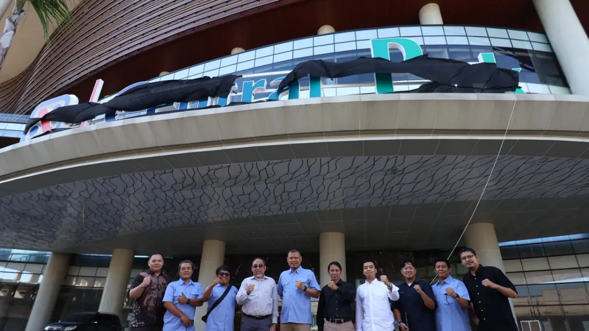 POTENSI KERJA SAMA: Manajemen Kaltim Post Grup yang dipimpin Direktur Erwin Dede Nugroho (lima kiri) mengabadikan momen bersama GM Plaza Balikpapan Aries Adriyanto (empat kiri) di bawah banner Central Park, kawasan Borneo Bay City, Rabu (8/7). ANGGI/KP