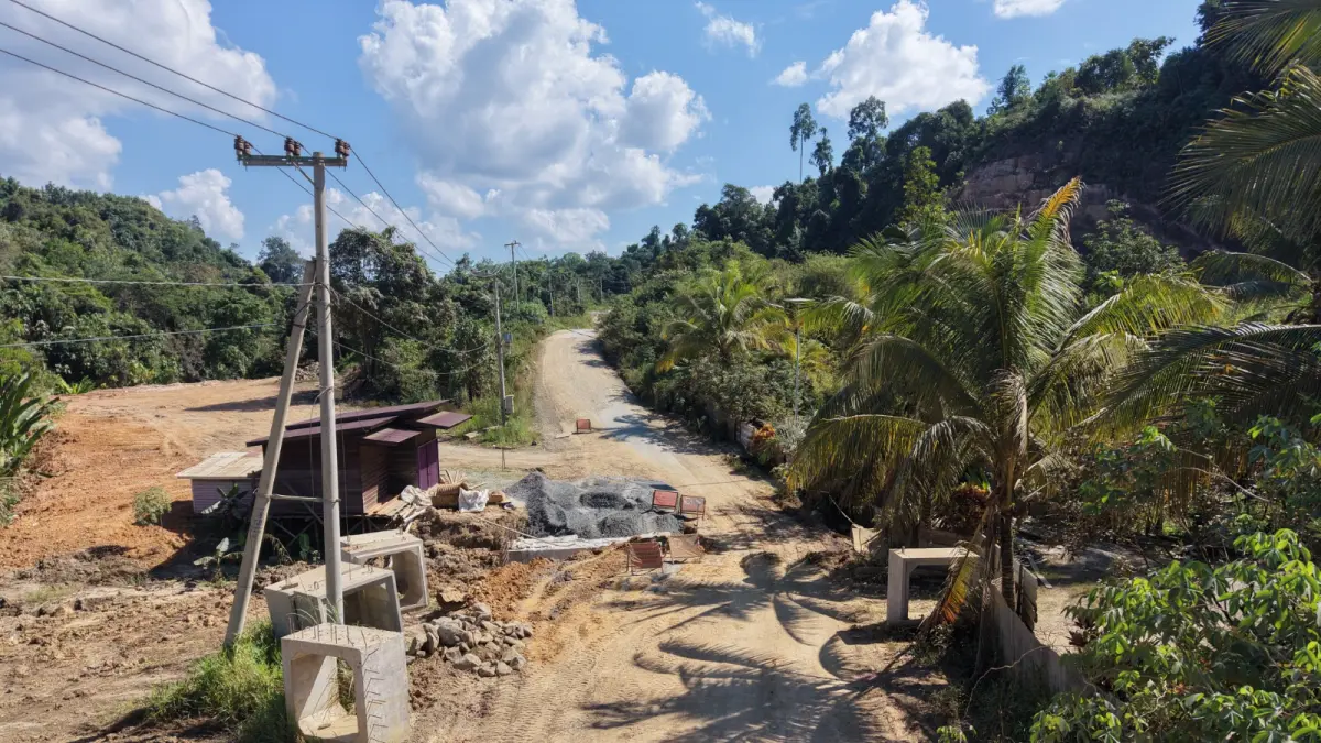 SELESAIKAN TAHAPAN: Pemasangan box culvert di Sp Belusuh-batas Kalteng dilakukan bertahap agar pekerjaan bisa diselesaikan tepat waktu. 