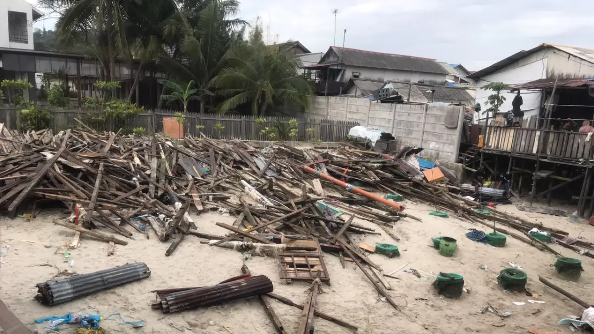 Sisa material bangunan dari tiga rumah warga yang ambruk akibat dihantam ombak besar terdampar di pesisir sekitar lokasi kejadian di RT 09 Kelurahan Klandasan Ulu, Balikpapan, Jumat (10/7). (Foto: Muhammad Taufik)