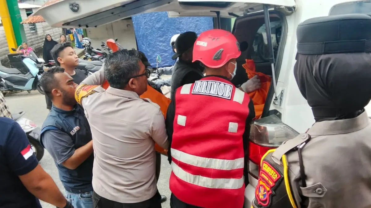 Tim Brimob Kaltim membantu evakuasi jenazah.(Foto: Ist)