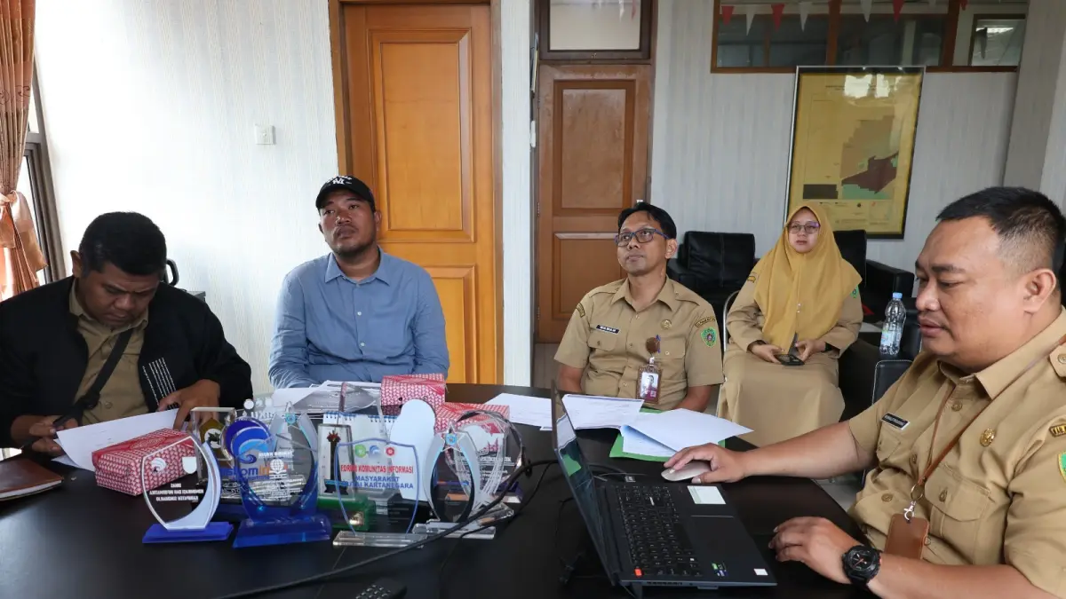 Dewan juri yang terdiri dari unsur pemerintah, praktisi media, dan ahli produksi video menyaring ketat seluruh karya Lomba Video Pendek Profil Kelurahan/Desa KIM.