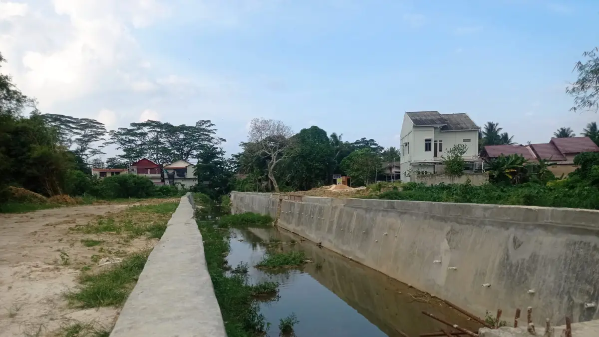 DIKERJAKAN: Proyek drainase di Kelurahan Belimbing terus dikebut oleh kontraktor meski kontrak berakhir pada September mendatang. FOTO: ADIEL KUNDHARA/KP