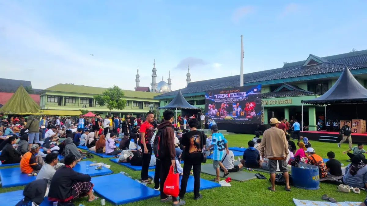 EUFORIA: Warga memadati Lapangan Makorem 091/ASN saat nobar perempat final Piala Dunia 2026 Inggris kontra Norwegia, Minggu (12/7). (HAFIZ/KP)