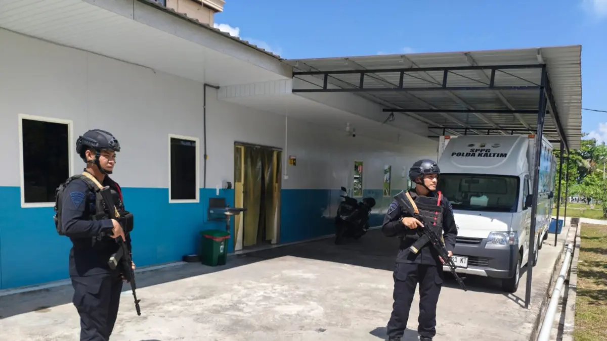 PATROLI: Brimob Polda Kaltim patroli obvitnas, di antaranya aktivitas SPPG Stal Kuda, Balikpapan.