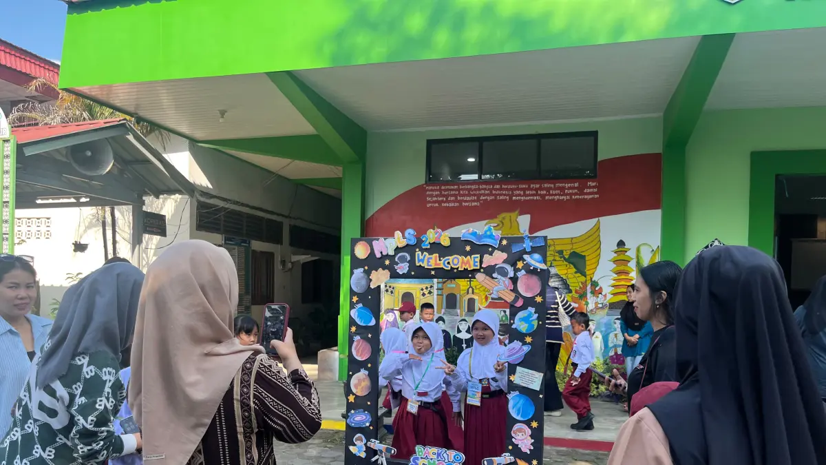 ANTUSIAS: Peserta didik baru SD 005 Samarinda Ilir di photobooth yang disiapkan sekolah pada hari pertama MPLS, Senin (13/7).&nbsp; (Nasya Rahaya)
