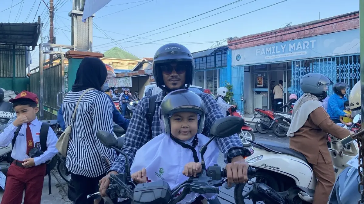 BANGUN KEDEKATAN: Momen mengantar anak ke sekolah dimanfaatkan Maulani Al Amin untuk membangun komunikasi dan memberikan nasihat kepada putrinya pada hari pertama MPLS di SD Muhammadiyah 2 Samarinda. IST/KP