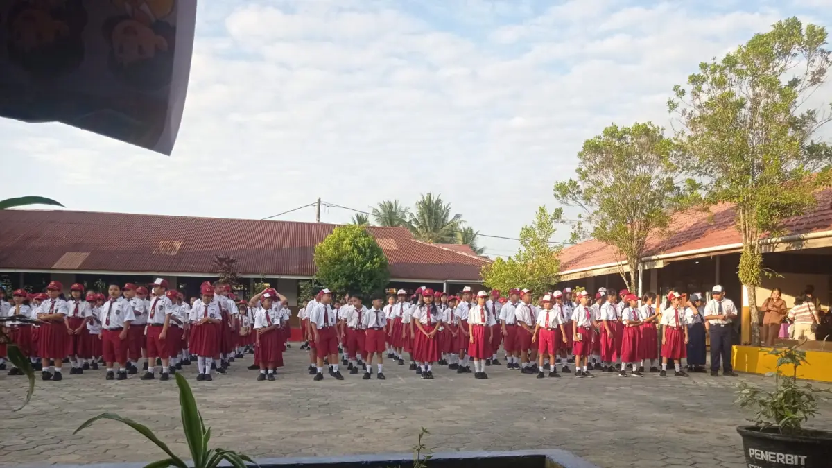 DIKEBUT: Proses bantuan seragam sekolah gratis masih dikerjakan oleh penjahit lokal di Bontang. ADIEL KUNDHARA/KP