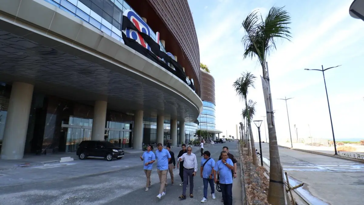 DINANTIKAN: General Manager Plaza Balikpapan Aries Adriyanto mengajak manajemen Kaltim Post melihat kesiapan Central Park Borneo Bay City yang rencananya mulai beroperasi September mendatang.