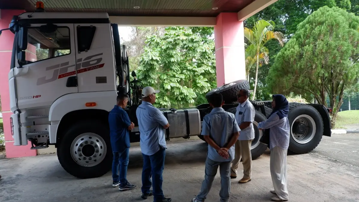 Diskusi dan interaksi saat PT GM Mobil Bontang memperkenalkan layanan serta solusi kendaraan operasional untuk kebutuhan bisnis logistik. (IST)