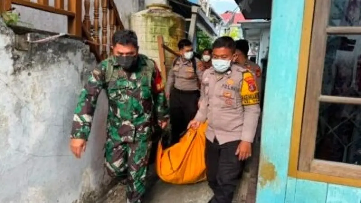 EVAKUASI: Korban ditemukan meninggal dalam kamar kos sebelum dievakuasi tim gabungan.