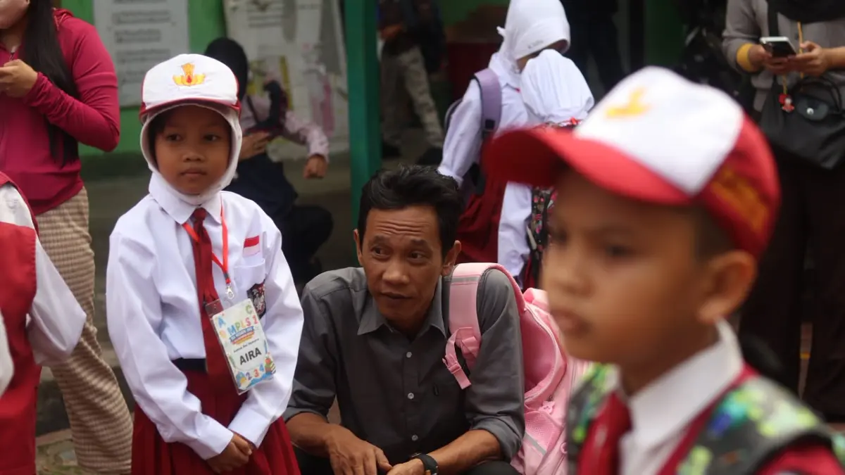 HARI PERTAMA MPLS: Suasana ramah dan antusias para orangtua saat mengantarkan siswa baru kelas 1 di SD 003 Balikpapan Kota, Senin (13/7/2026). (ANGGI PRADITHA/KP)