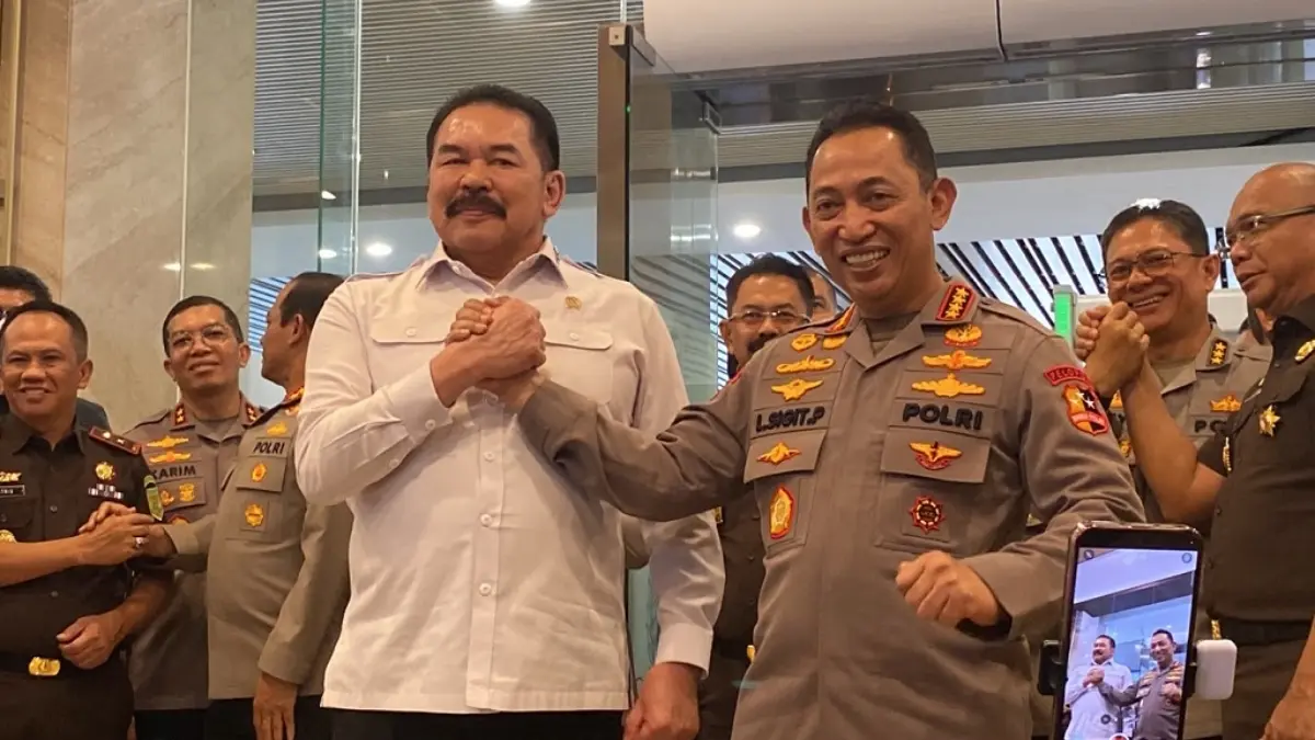 Kapolri Jenderal Listyo Sigit Prabowo berjabat tangan dengan Jaksa Agung ST Burhanuddin usai pertemuan di Kantor Kejaksaan Agung, Jakarta, Senin (13/7/2026). (FOTO: IST)
