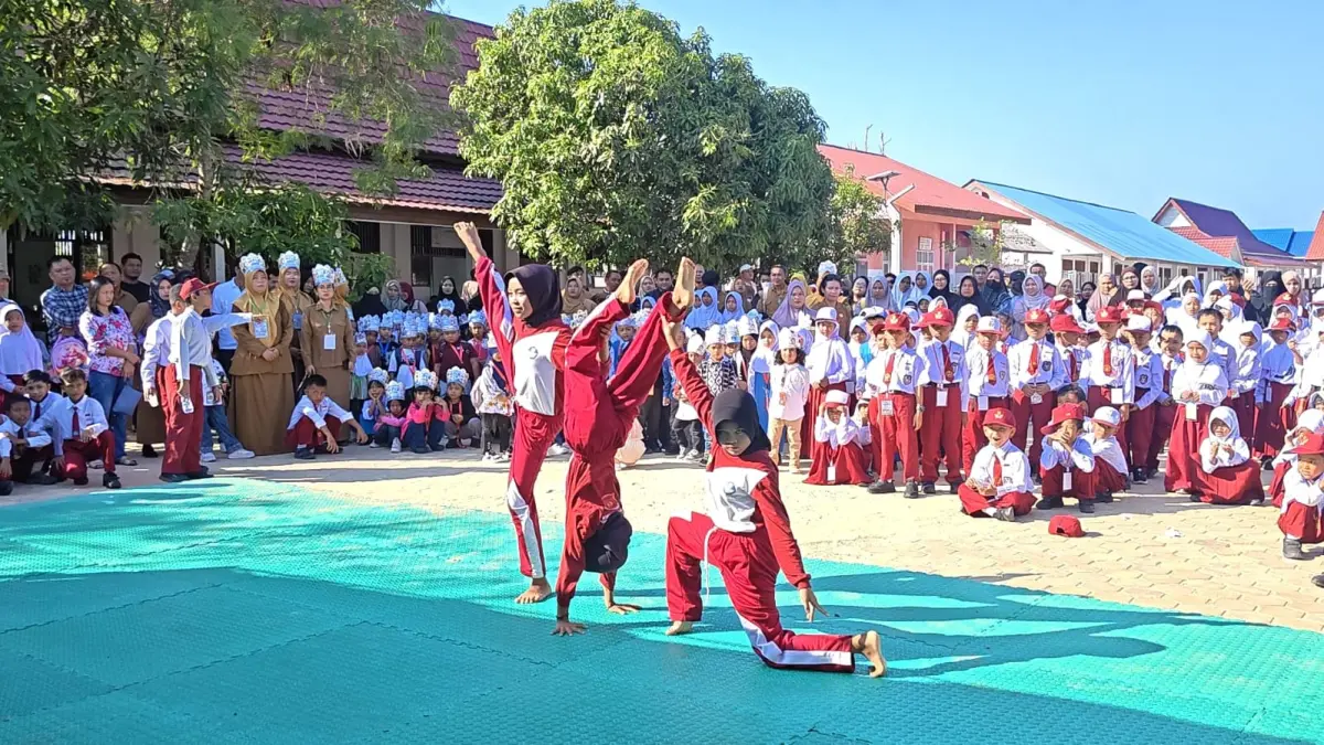 KREASI: Pertunjukan senam kreasi oleh siswa dalam rangkaian kegiatan Masa Pengenalan Lingkungan Sekolah (MPLS) di SDN 006 Sangatta Utara, Senin (13/7). Jufriadi/KP