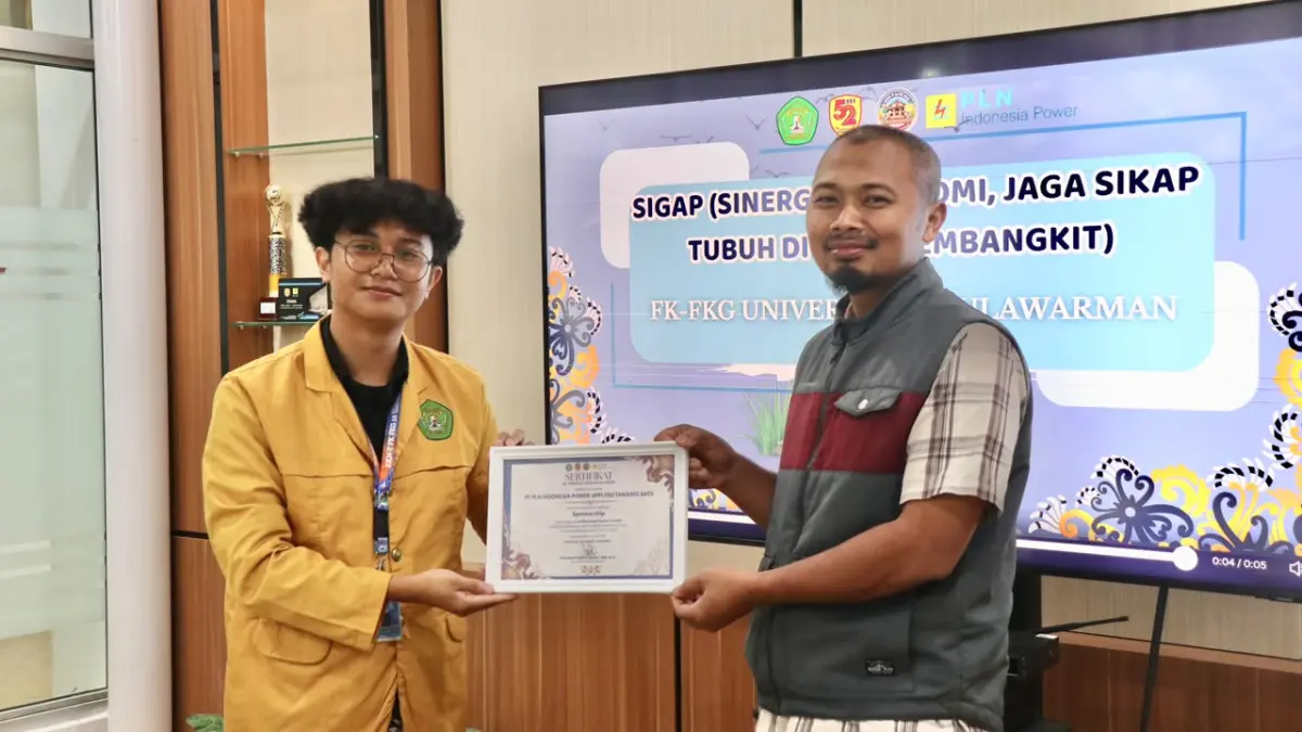 Manager PLTGU Tanjung Batu, Irfan Agustiansyah pose bersama perwakilan KKN Unmul.