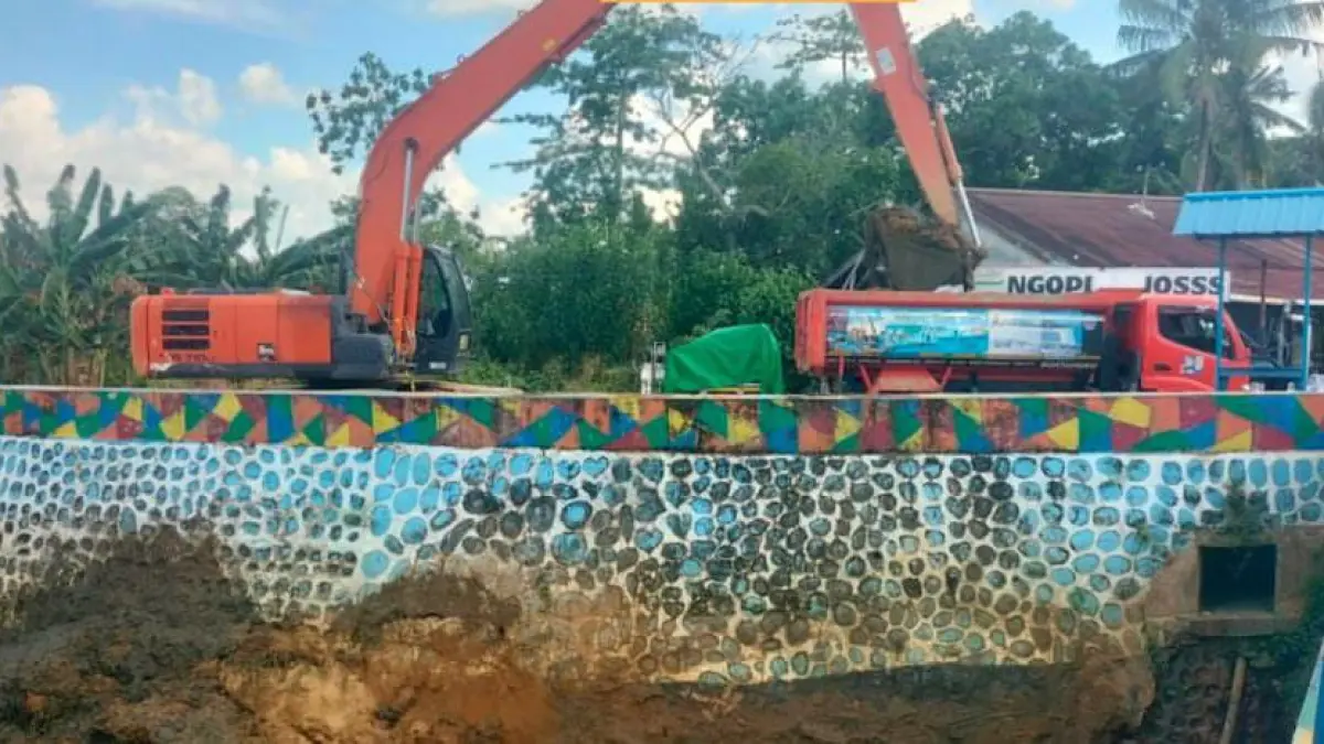 NORMALISASI: Dinas PUPRK Bontang kembali melakukan pengangkatan sedimen di Sungai Bontang, tepatnya di samping Kantor PMI. ADIEL KUNDHARA/KP
