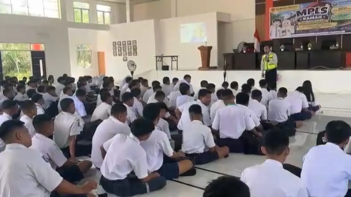 PENGALAMAN BERBEDA: Hari pertama MPLS di SMKN 3 Sendawar menghadirkan narasumber dari PT Pamapersada Nusantara. IST/KP