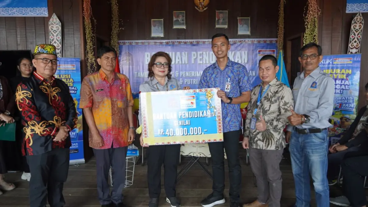 
PENYERAHAN: Bantuan diserahkan Branch Manager Indomaret Samarinda Gilig Lilo Samdiyo bersama Zidni selaku Deputy Branch Manager kepada Ketua PDKT Kota Samarinda Veridiana Huraq Wang bersama Arbain dan Martin Apui selaku perwakilan PDKT.
