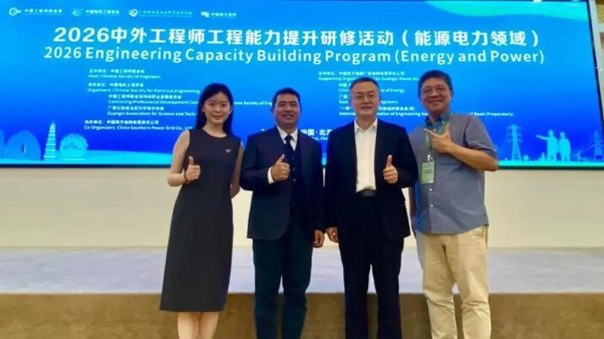 PERERAT: Dari kiri, Ms Zhang Yiyan, Dr Ir Agus Wiramsya Oscar, Zhao Yong dan Arief Koeswanto pose bersama pererat hubungan antar komunitas insinyur global.