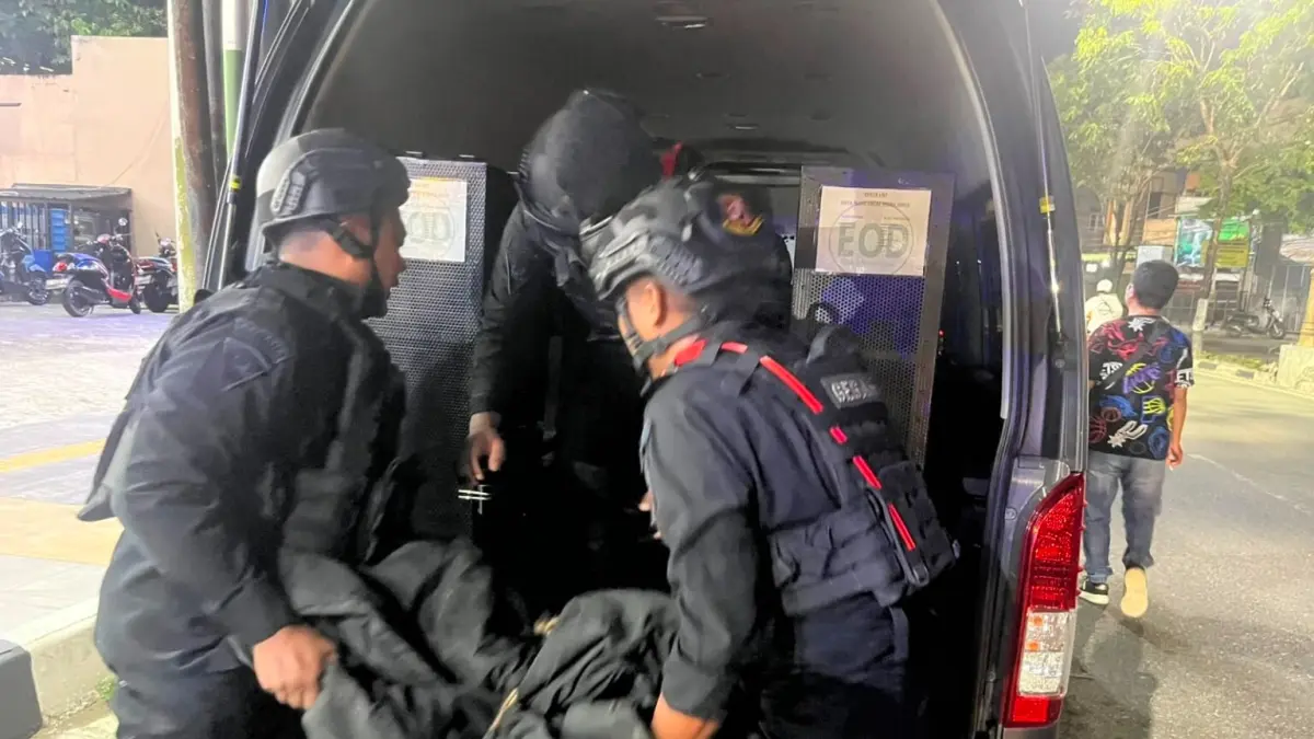 PROYEKTIL: Petugas Brimob Polda Kaltim mengamankan proyektil bom peninggalan perang dunia.