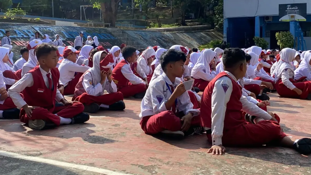 SEMANGAT BARU: Sejumlah siswa baru mengikuti kegiatan Masa Pengenalan Lingkungan Sekolah (MPLS) hari pertama dengan penuh ceria di SMP 18 Balikpapan, Senin (13/7). (DINA/KP)