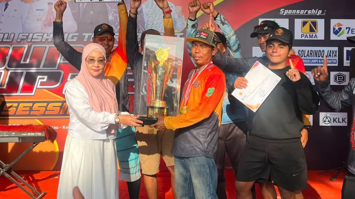 Sri Juniarsih Mas menyerahkan hadiah kepada pemenang Berau Fishing Tournament Bupati Cup 2026 Session II.