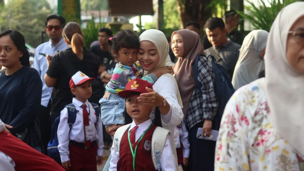 SUASANA MPLS: Sejumlah siswa baru mengikuti hari pertama Masa Pengenalan Lingkungan Sekolah (MPLS) Tahun Ajaran 2026/2027 di Balikpapan, Senin (13/7/2026). (ANGGI PRADITHA/KP)