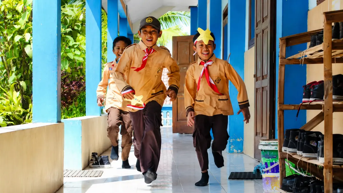 Suasana siswa baru mengikuti MPLS 2026 sambil menyanyikan jingle “Hari Baru” yang penuh semangat dan pesan kebersamaan. (unsplash.com)