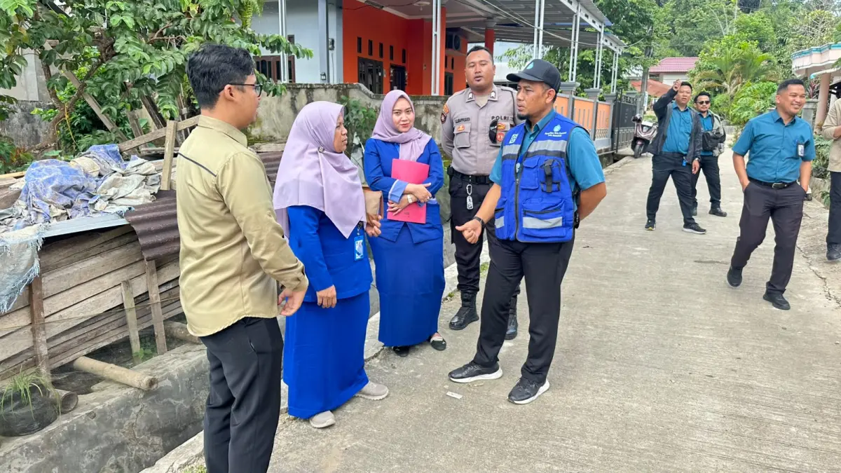 TEGAS: Tim gabungan dari kantor wilayah dan kantor pusat Perumda Tirta Kencana meninjau salah satu titik lokasi temuan SR ilegal di kawasan Kecamatan Samarinda Seberang, Senin (13/7). IST/KP