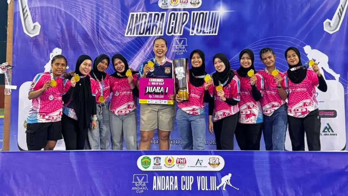 Tim putri Andara Hockey Club Balikpapan merayakan gelar juara Andara Cup III 2026 setelah mengalahkan Center Girl Samarinda pada partai final di Auditorium STT Migas Balikpapan. (FHI KALTIM).