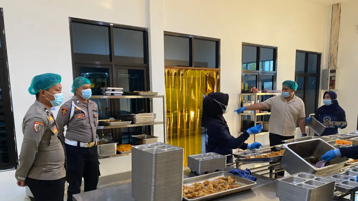 UJI MAKANAN: Polres PPU uji klinis 1.311 porsi makanan di SPPG Kemala Bhayangkari guna jamin kualitas & keamanan program pemenuhan gizi anak dan ibu.(humas polres ppu)