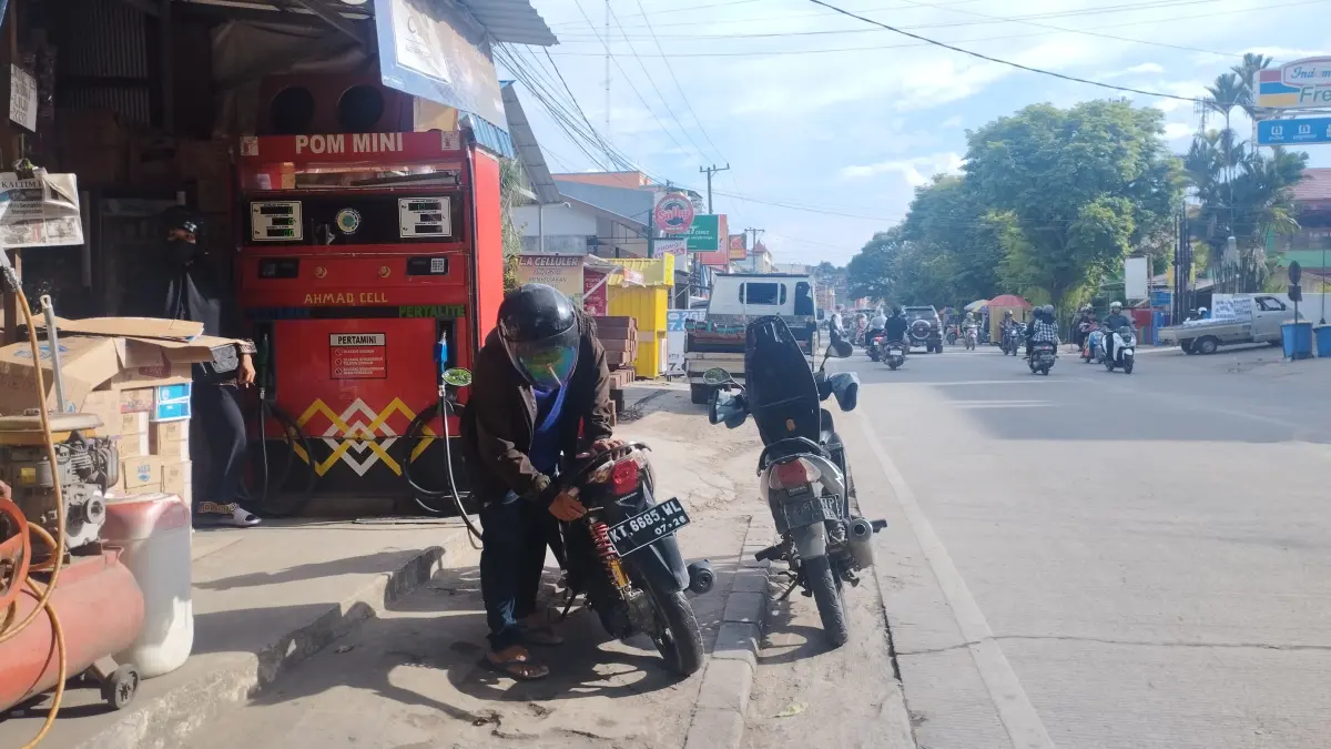 DILEMA REGULASI: Sejumlah pemerintah kabupaten dan kota di Kaltim mulai menyuarakan penertiban pom mini atau Pertamini. Namun, DPRD Kaltim mengingatkan agar kebijakan tersebut mempertimbangkan akses BBM warga pelosok dan urusan penghidupan masyarakat. (FOTO/RAMA SITOHANG)
