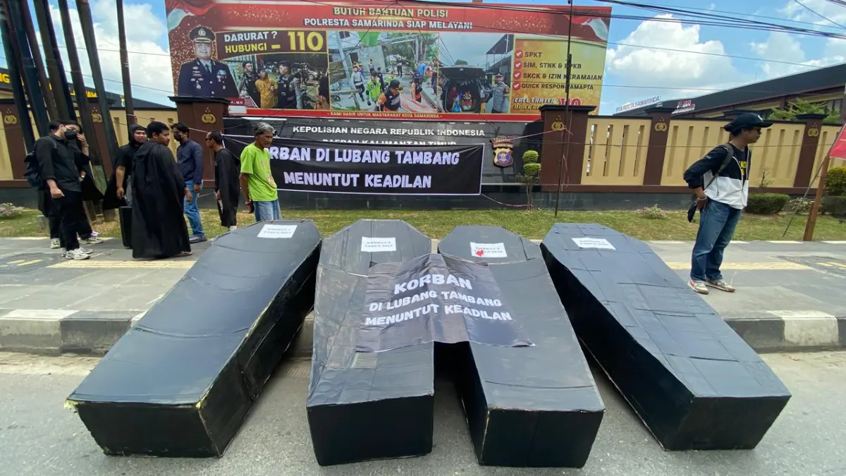 Aksi demonstrasi JATAM Kaltim bersama koalisi masyarakat sipil di depan Markas Polresta Samarinda, Selasa (14/7/2026). Massa menuntut ketegasan aparat penegak hukum untuk memproses pidana seluruh pihak yang bertanggung jawab atas pembiaran lubang bekas tambang tanpa reklamasi.