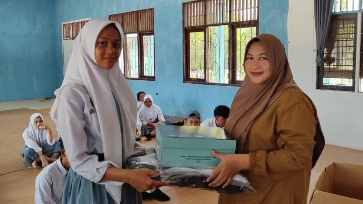 DISTRIBUSI BERTAHAP: Paket seragam sekolah gratis dari Pemprov Kaltim dipastikan belum bisa dikenakan dalam waktu dekat. Disdikbud Kaltim memperkirakan pada Agustus mendatang bantuan perlengkapan sekolah berupa baju putih abu-abu, tas, dan sepatu ini baru mulai didistribusikan ke sekolah-sekolah penerima. (Kaltim Post)