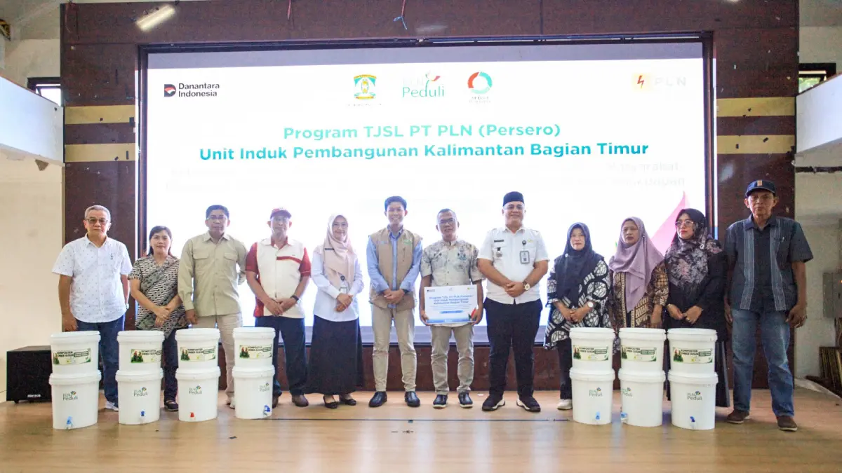 ABADIKAN MOMEN: PLN UIP KLT bersama Yayasan Peduli Balikpapan, Pemerintah Kecamatan Balikpapan Selatan, Dinas Lingkungan Hidup Kota Balikpapan dan Kader Lingkungan daerah setempat berfoto bersama usai peluncuran program TJSL