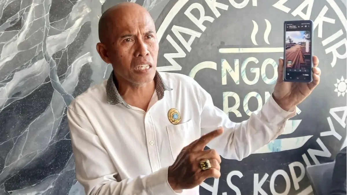 Amir menunjukkan foto tumpukan kayu yang disita oleh Gakkum Kehutanan Wilayah Kalimantan saat memberikan keterangan di Balikpapan, Selasa (14/7). (FOTO M TAUFIK/KP)