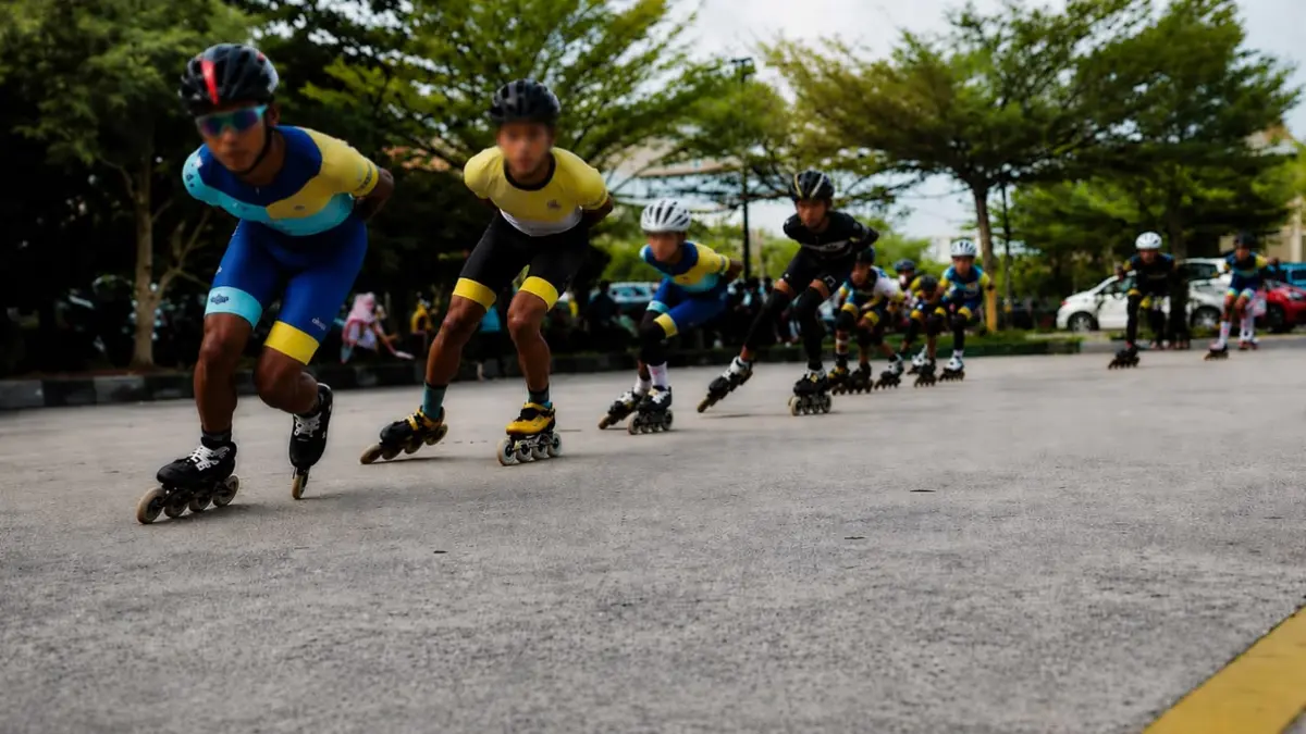 Atlet sepatu roda Balikpapan latihan di area parkir Islamic Center. (FOTO NURON/KP)