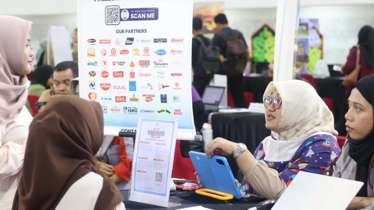 BERBURU KERJA: Pencaker menyerahkan berkas lamaran di salah satu stan JMF di BSCC Dome, Selasa (14/7)