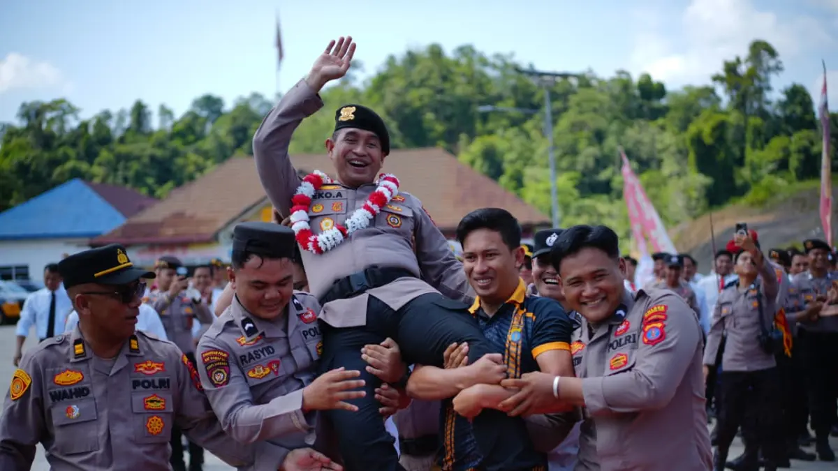 BERGANTI: Wadirsamapta Polda Kaltim AKBP Eko Alamsyah diboyong personel usai gelaran Farewell Parade di Mako Polres Mahulu, Selasa (14/7). (JODY KRISTIANTO/KP)